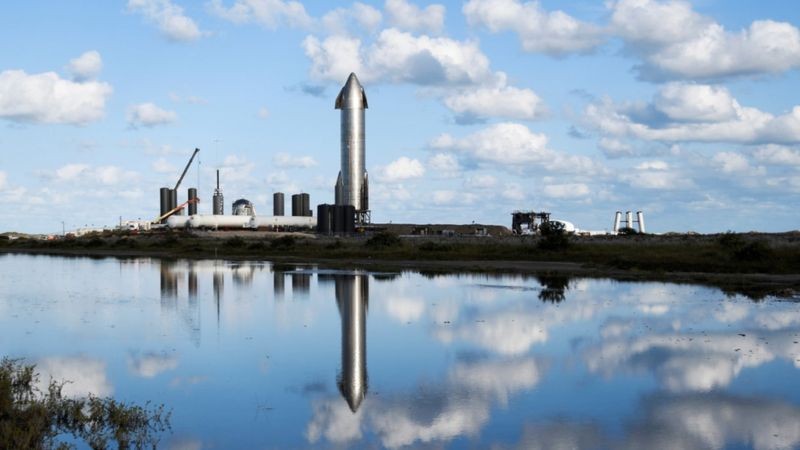 BBC - Foguete Starship da SpaceX se prepara para um lançamento de teste nas instalações da empresa em Boca Chica, Texas, em dezembro (Foto: Reuters via BBC)