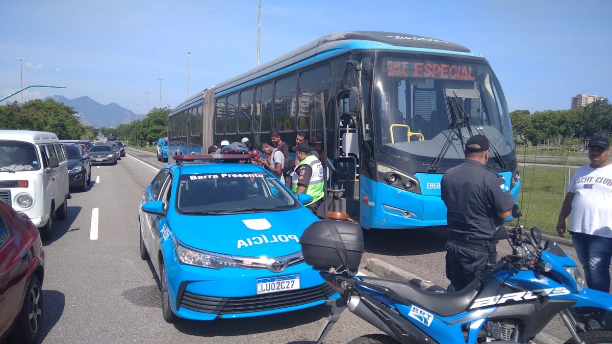 The Passenger Takes The Direction Of The Brt Bus And Is Taken Over By The Police In Barra Da Tijuca Arrested Rio De Janeiro