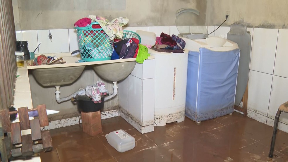 Área de serviço da casa foi tomada pela lama  — Foto: Reprodução/TV Globo