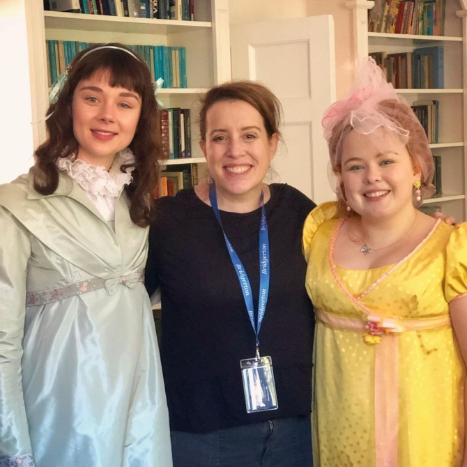 A escritora Julia Quinn com Claudia Jessie e Nicola Coughlan, atrizes da série Bridgerton (Foto: Reprodução / Instagram)