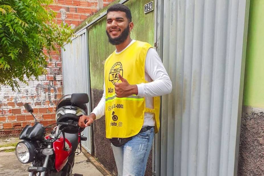 モトタクシーの運転手、アラン・エバリスト (写真: 複製) モトタクシーの運転手、アラン・エバリスト (写真: 複製)