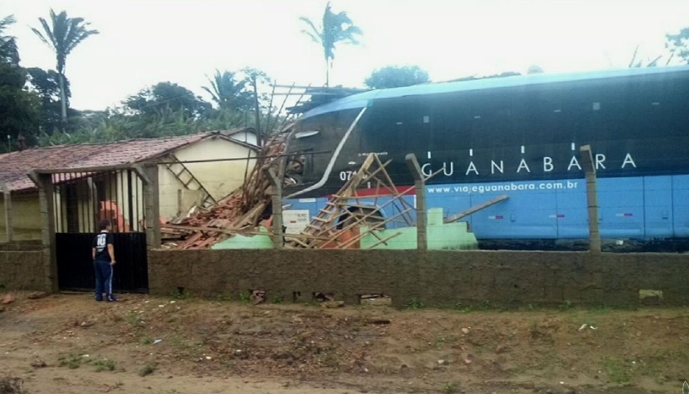 Motorista perdeu o controle do ônibus e destruiu residência em São Benedito (Foto: Reprodução/TVM)