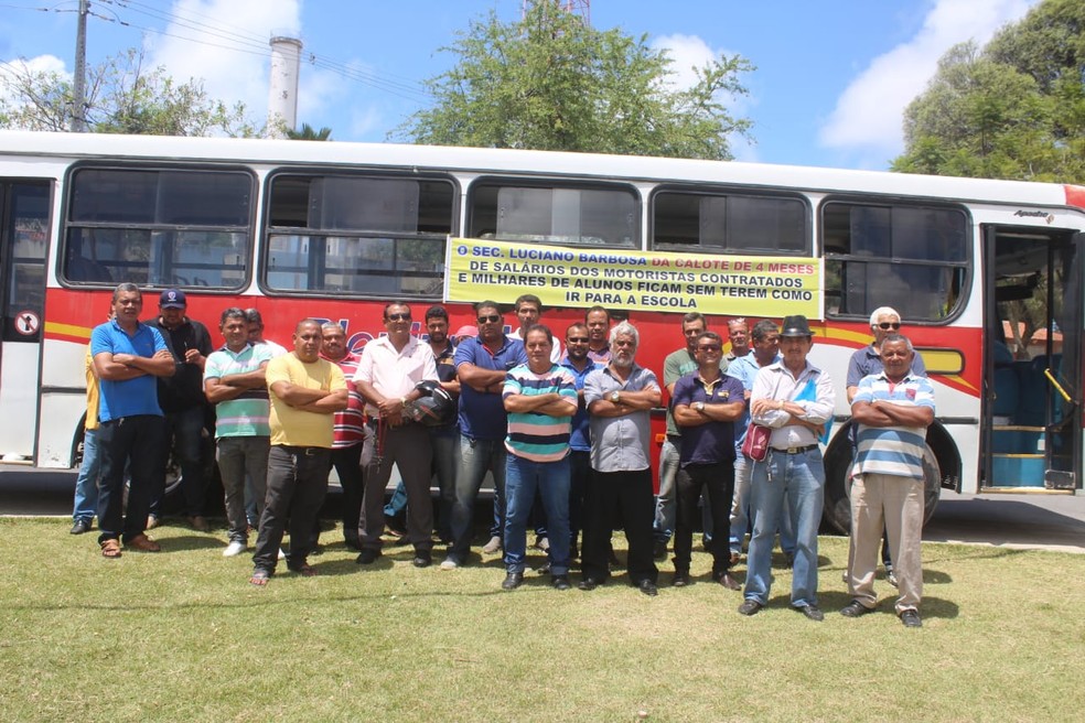 Motoristas de Maceió, Arapiraca e Palmeira dos Índios cruzam os braços contra falta de pagamento de salários no Cepa em 24 de setembro — Foto: Josivam Oliveira