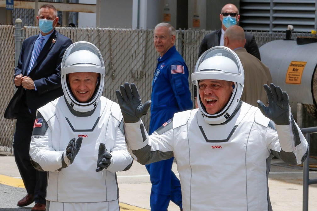 Foto mostra os astronautas da Nasa Douglas Hurley e Robert Behnken, já com os trajes espaciais para o lançamento da nave da SpaceX. na quarta-feira (27) — Foto: Joe Skipper/Reuters