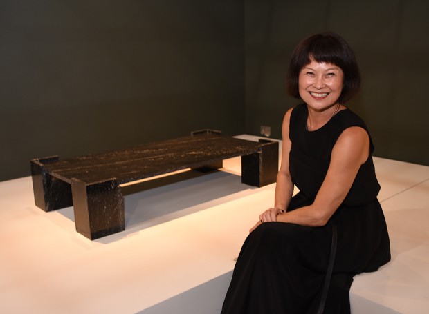 Noemi Saga com sua mesa de centro São Paulo fabricada em parceria com a Cajugram (Foto: Divulgação)