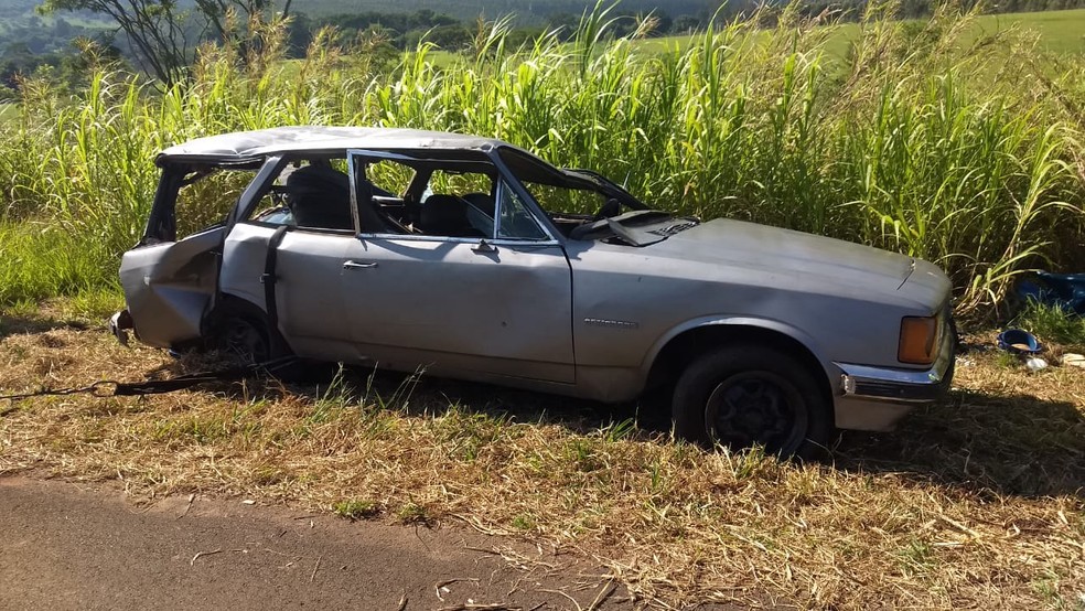 A parte traseira do veículo, onde viajavam as três crianças, ficou bastante amassada — Foto: Polícia Rodoviária/Divulgação