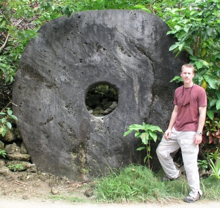 Arqueólogo Scott Fitzpatrick ao lado de uma Rai Stone (Foto: Scott Fitzpatrick )