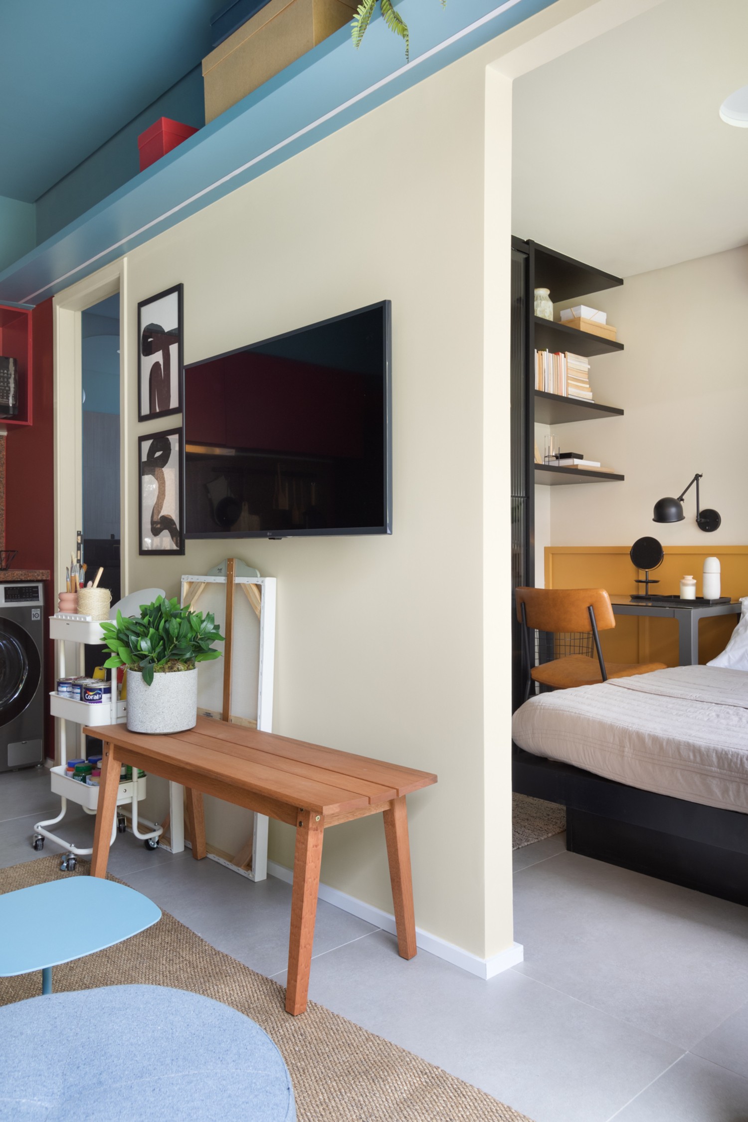 QUARTO | A transição do estar para o quarto é feita através da parede que abriga a TV e os quartos (Foto: Divulgação / Alexandre Disaro)