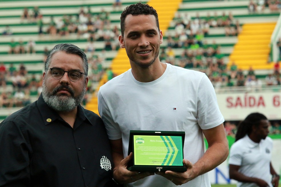 Antes da partida, Neto recebeu homenam na Arena Condá (Foto: RENATO PADILHA/MAFALDA PRESS/ESTADÃO CONTEÚDO)
