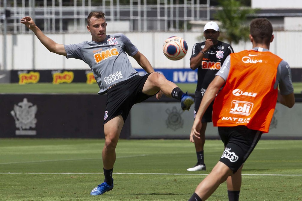 De volta aos planos, Carlos Augusto vira opção para Tiago Nunes em outra posição: 