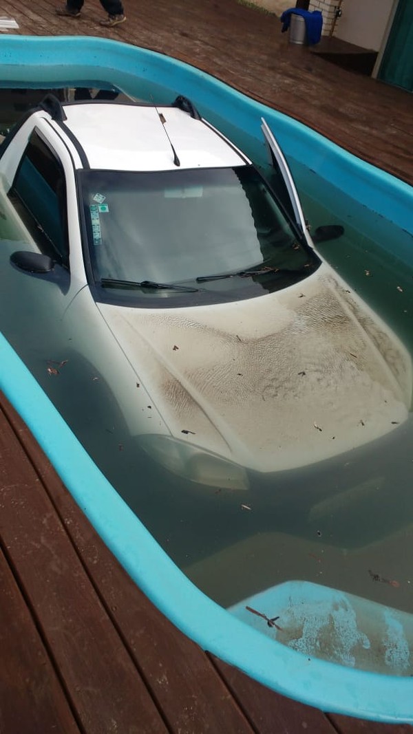 Carro Fica Submerso Ao Cair Em Piscina De Casa E E Icado Por Guincho Em Sc Fotos E Video Santa Catarina G1