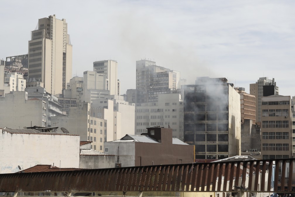 Fumaça sai de prédio atingido por incêndio na região da 25 de Março, no Centro de São Paulo, nesta terça-feira (12) — Foto: Celso Tavares/g1