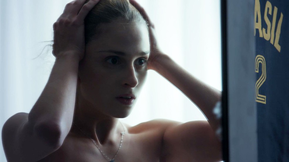 Ivana se desepera ao olhar se olhar no espelho (Foto: TV Globo)