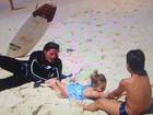 Rômulo Neto curte praia e brinca com filhos de Mario Frias: ‘Adoro criança’