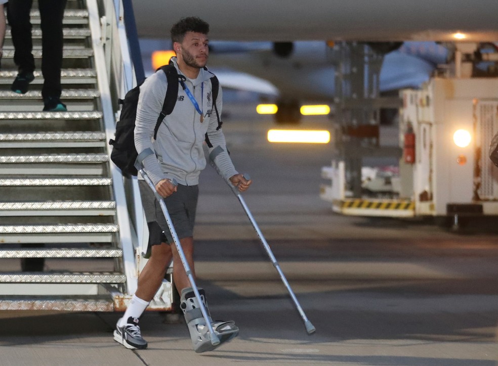 Chamberlain desembarcou de muletas — Foto: Reuters/Carl Recine