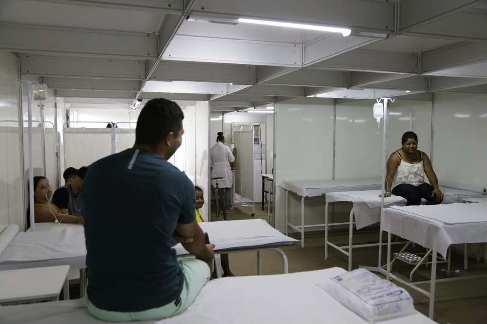 Pacientes recebem atendimento em tenda de combate a dengue no DF — Foto: ASCOM/IGESDF