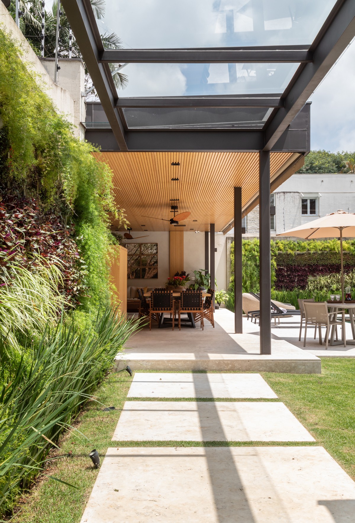 CORREDOR | As paredes verdes destacam as espéciem e criam o contato com a natureza pela extensão da casa (Foto: Evelyn Müller / Divulgação)