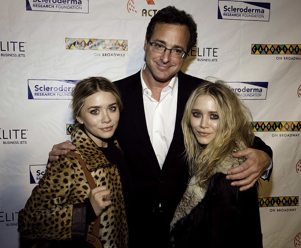 NEW YORK - NOVEMBER 09:  Actress Mary Kate Olsen, comedian Bob Saget and Ashley Olsen attend Cool Comedy Hot Cuisine 2009 Benefiting The Scleroderma Research Foundation at Carolines On Broadway on November 9, 2009 in New York City.  (Photo by Shawn Ehlers (Foto: Getty Images)