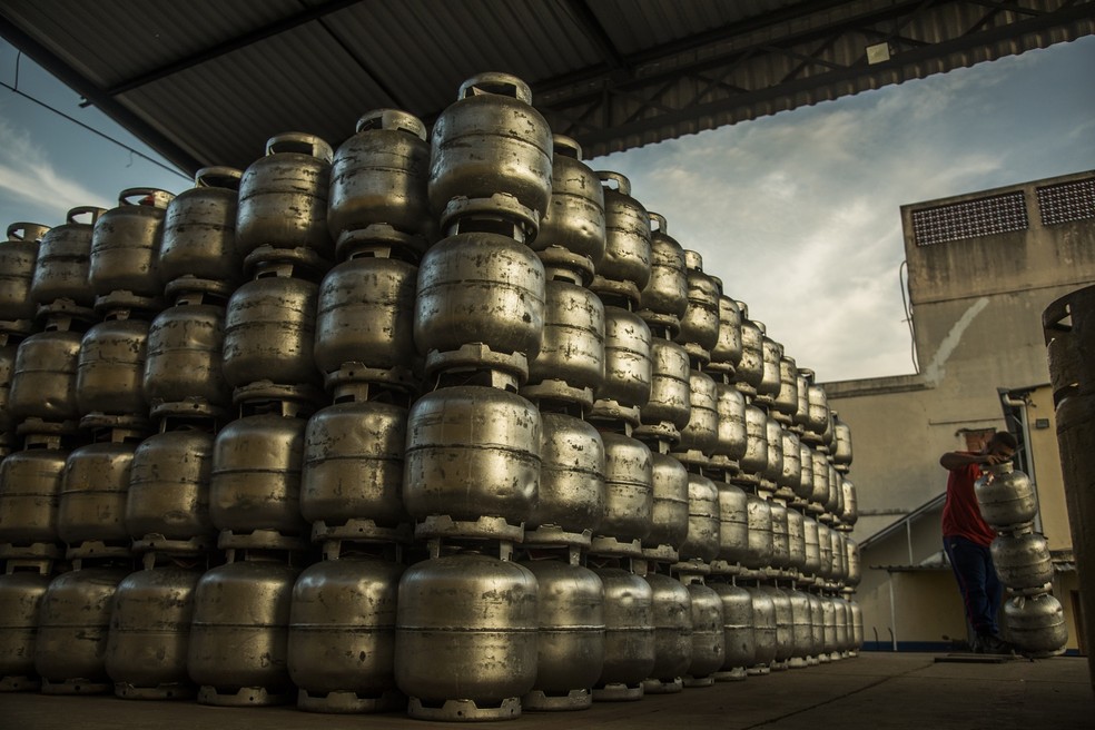 Ao todo, 5,6 milhões de lares do país receberão o vale de R$ 110 a cada dois meses para a compra do botijão de 13kg — Foto: Guito Moreto