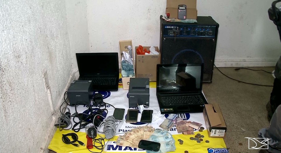 Polícia aprendeu computadores e mais de quatro mil reais em espécie — Foto: Reprodução/TV Mirante