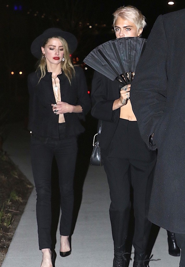 Amber Heard e Cara Delevingne chegam à festa de Gigi Hadid. (Foto: Backgrid)