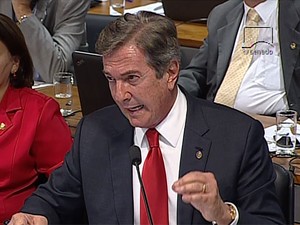 O senador Fernando Collor (PTB-AL) fala durante sabatina de Rodrigo Janot (Foto: Reprodução/TV Senado)