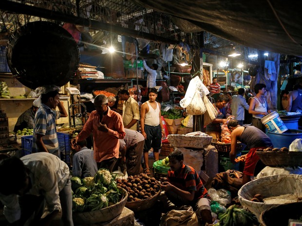 Comércio de alimentos em Mumbai, na Índia. Inflação no país vem diminuindo, embora especialistas questionem a credibilidade dos dados divulgados pelo governo (Foto: Danish Siddiqui / Reuters)