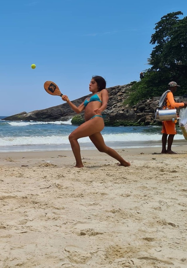 André Gonçalves posta Valentina Benini e Guy Faro se divertindo em dia de praia (Foto: Reprodução/Instagram)