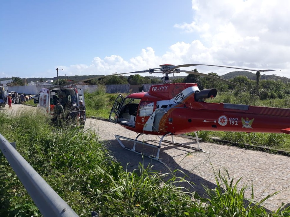 Vítima de colisão na AL-101 sul foi levada para o HGE no helicóptero de resgate — Foto: Ascom BPRv