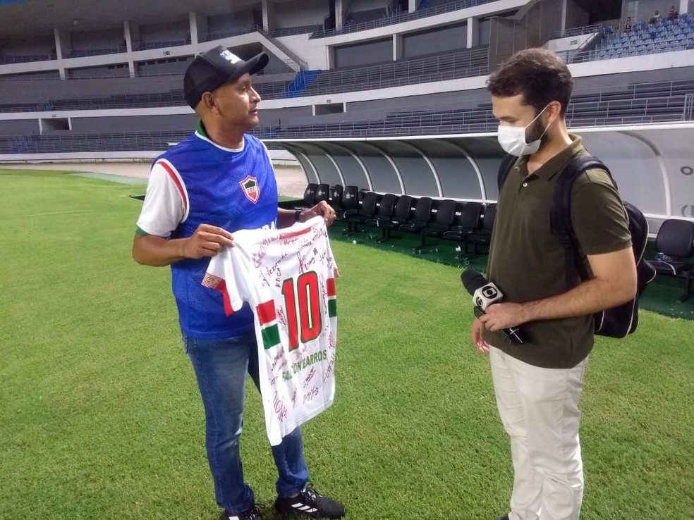 Jaelson Marcelino entrega camisa ao repórter Ragi Torres, da TV Gazeta — Foto: Reprodução/Instagram