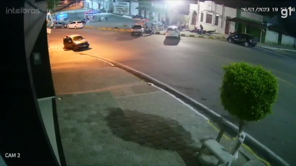 VÍDEO: Câmera de segurança flagra suspeitos atirando nas vítimas em São João