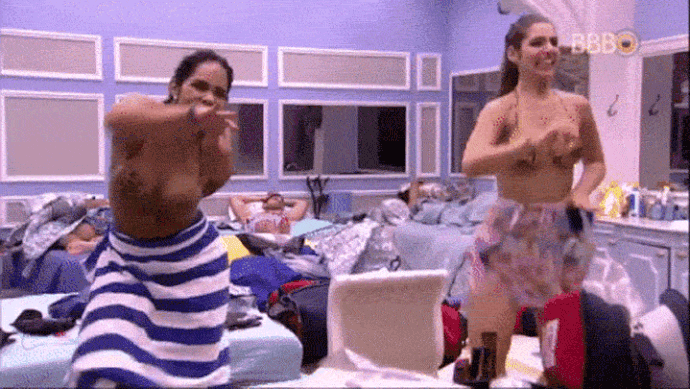 Mayara e Vivian dançam funk na frente do espelho no BBB17 (Foto: TV Globo)