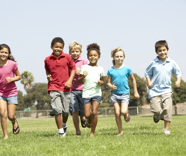 Crianças correndo (Foto: Thinkstock)