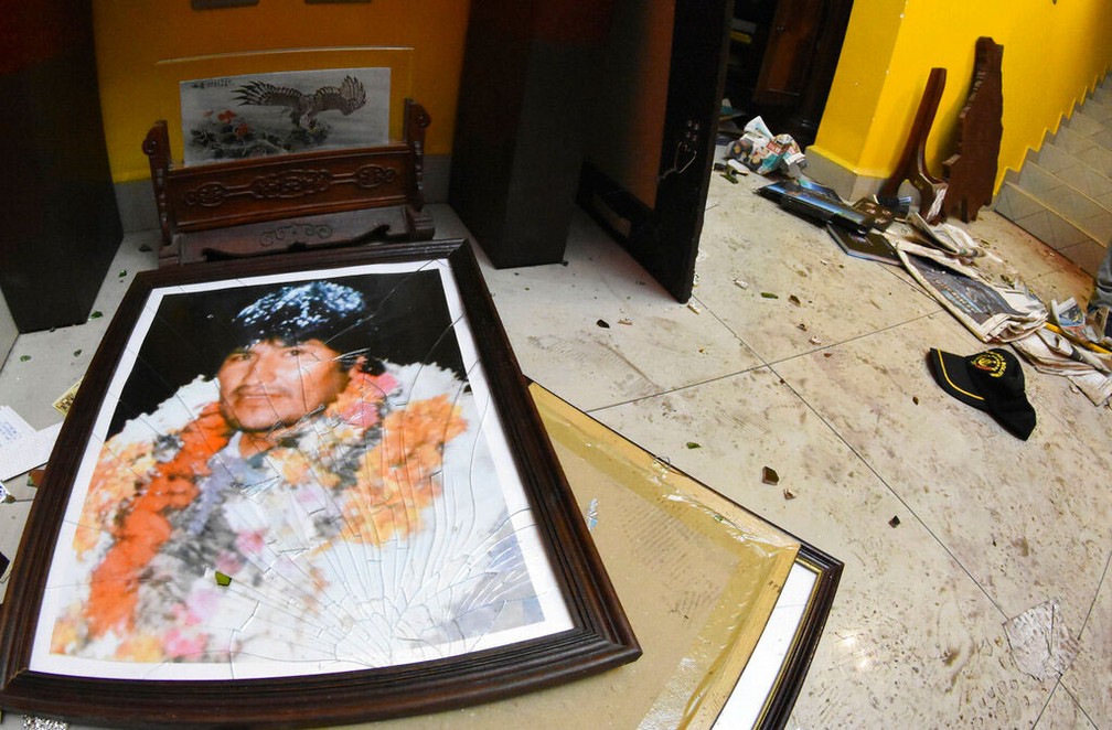 Imagem da casa de Evo Morales em Cochabamba, que foi invadida após sua renúncia, em 10 de novembro de 2019 — Foto: Associated Press