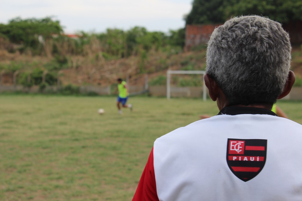 Raimundo Soares, tcnico da base do Flamengo-PI  Foto: Emanuele Madeira