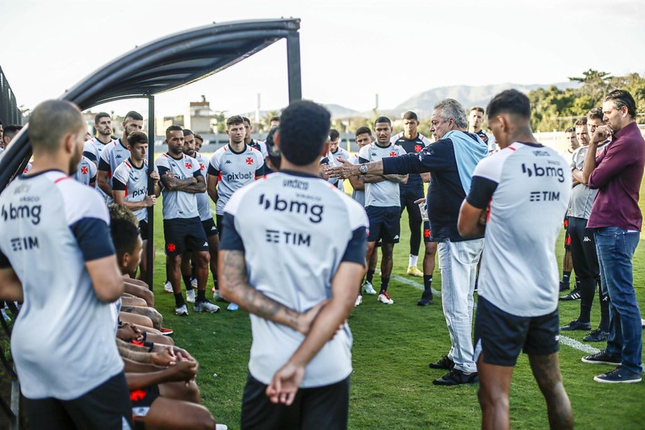O coordenador Abel Braga e o diretor Paulo Bracks conversaram com os jogadores do Vasco