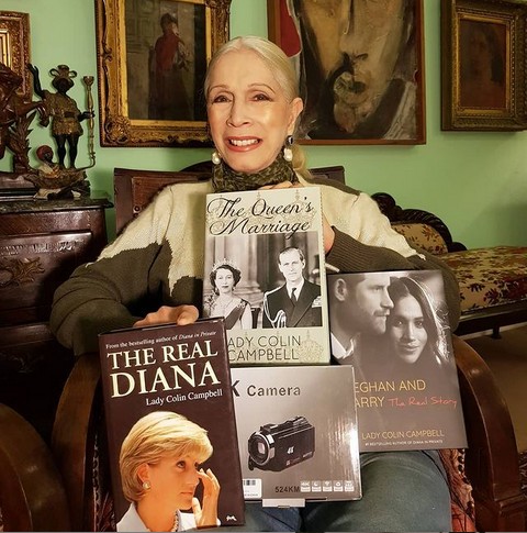 A escritora e socialite Lady Colin Campbell com alguns de seus livros sobre a Família Real Britânica (Foto: Instagram)
