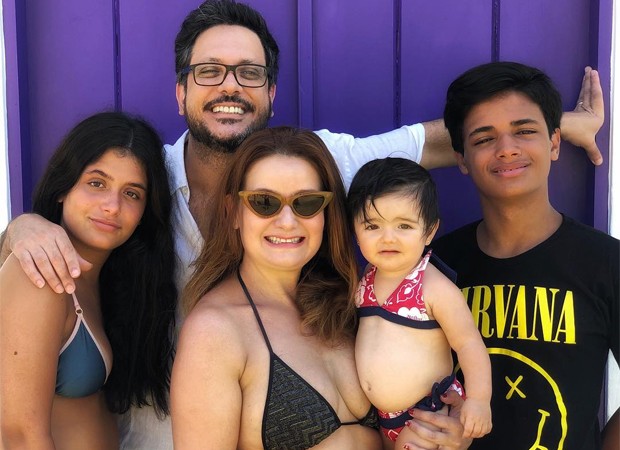 Lúcio Mauro Filho e a mulher, Cintia Oliveira, com os filhos, Luiza, Liz e Bento (Foto: Reprodução/Instagram)