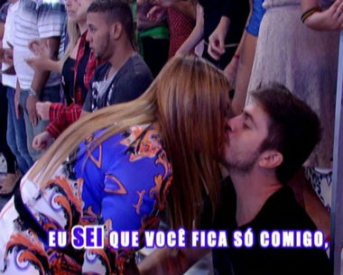 Preta Gil dá beijão no namorado ao som do Sorriso Maroto (Foto: TV Globo / Divulgação)