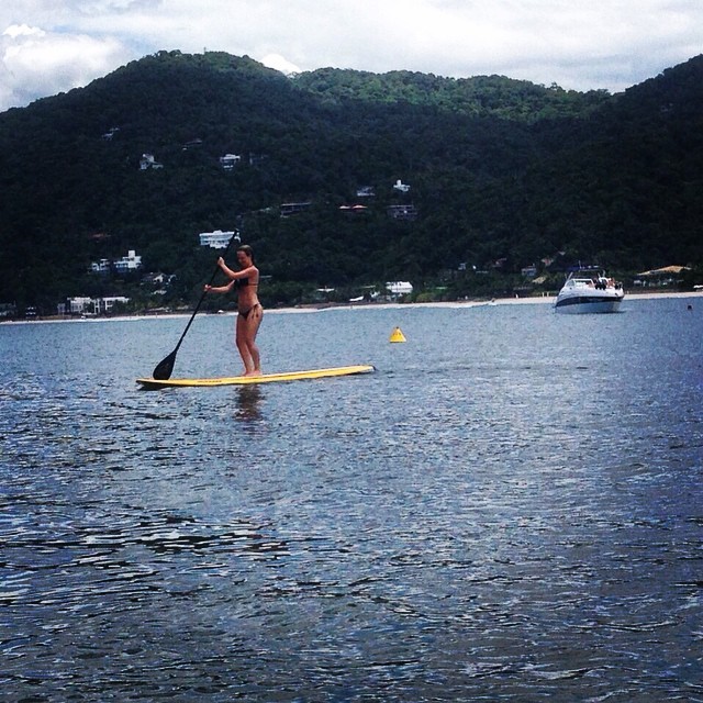 A apresentadora Eliana faz esporte no mar (Foto: Reprodução - Instagram)