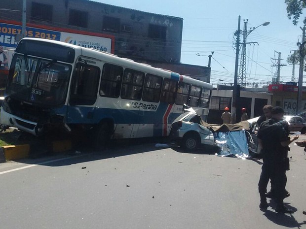 Batida entre ônibus e carro deixa cinco mortos (Foto: Enviado por WhatsApp) Batida entre ônibus e carro deixa cinco mortos (Foto: Enviado por WhatsApp)