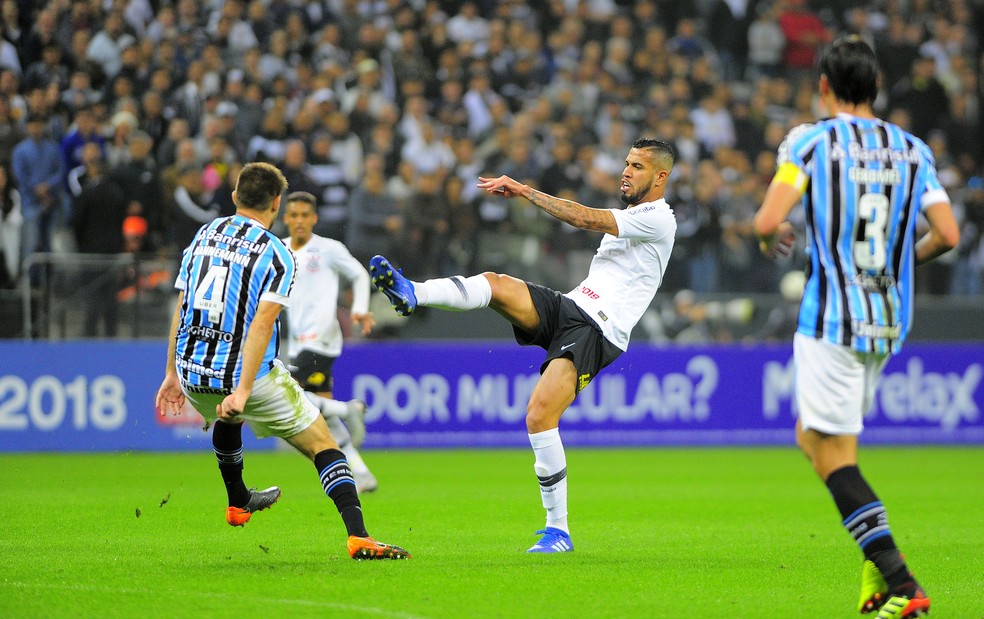 Jonathas entrou só no segundo tempo contra o Grêmio. Não é o centroavante dos sonhos. Mas é um centroavante... (Foto: Marcos Ribolli)
