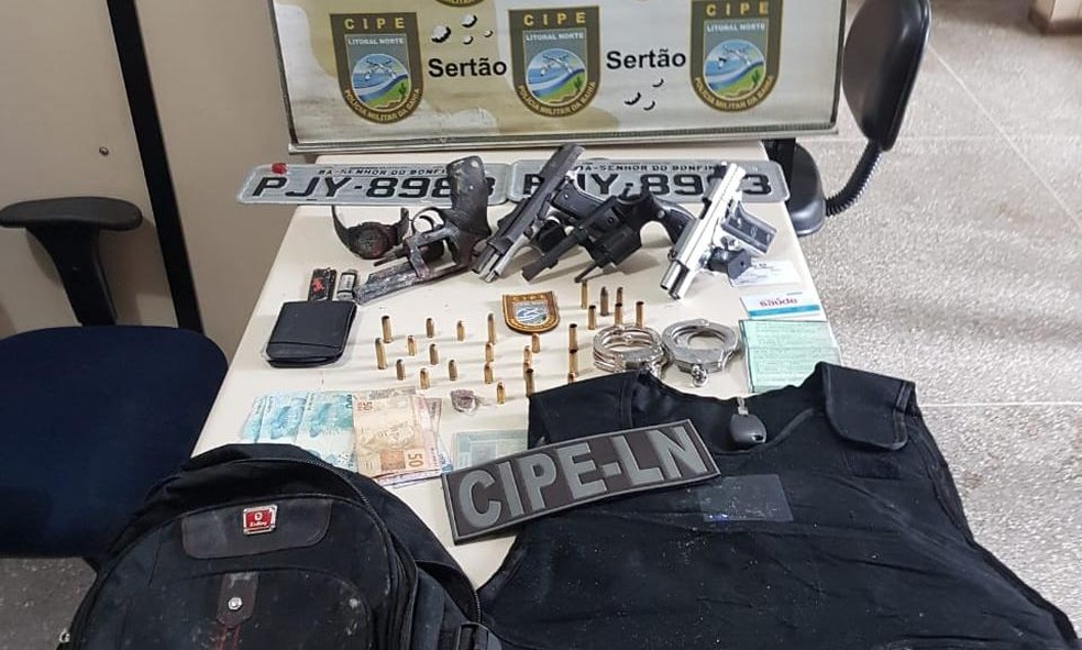 Polícia disse ter apreendido armas com suspeitos — Foto: Divulgação/SSP-BA