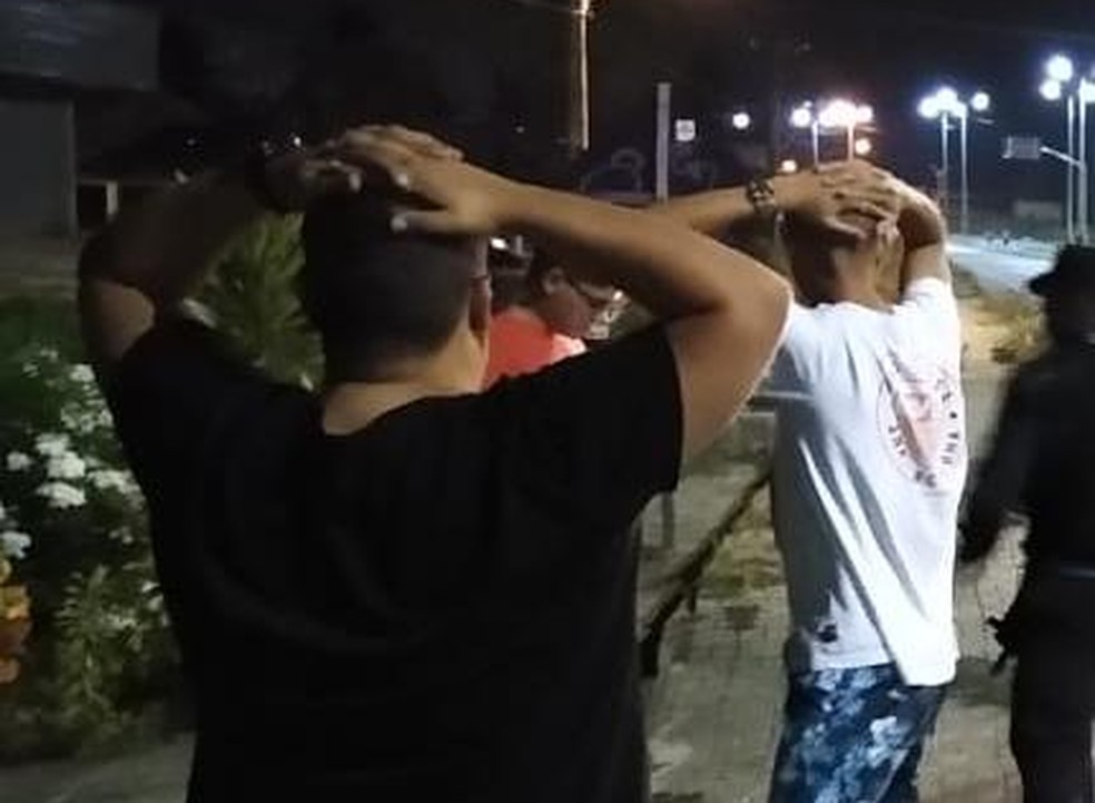 Suspeitos foram encaminhados para a Delegacia de Caucaia, onde foram reconhecidos pelas vítimas. — Foto: Polícia Militar