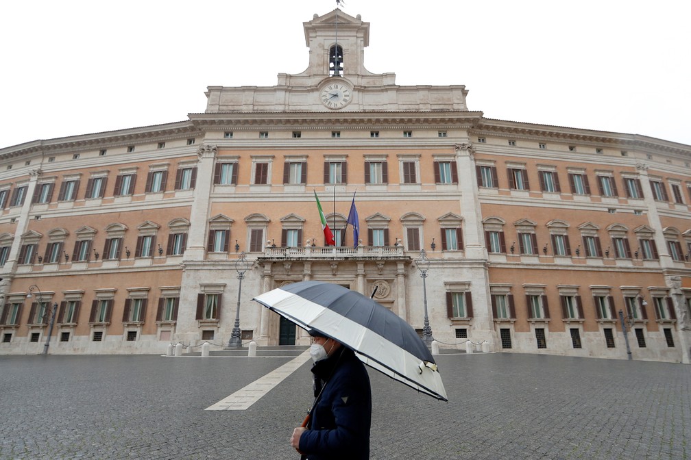 Palácio Montecitorio, sede da Câmara da Itália, diante de praça quase vazia em Roma por causa da pandemia do coronavírus, em foto de 9 de fevereiro — Foto: Yara Nardi/Reuters