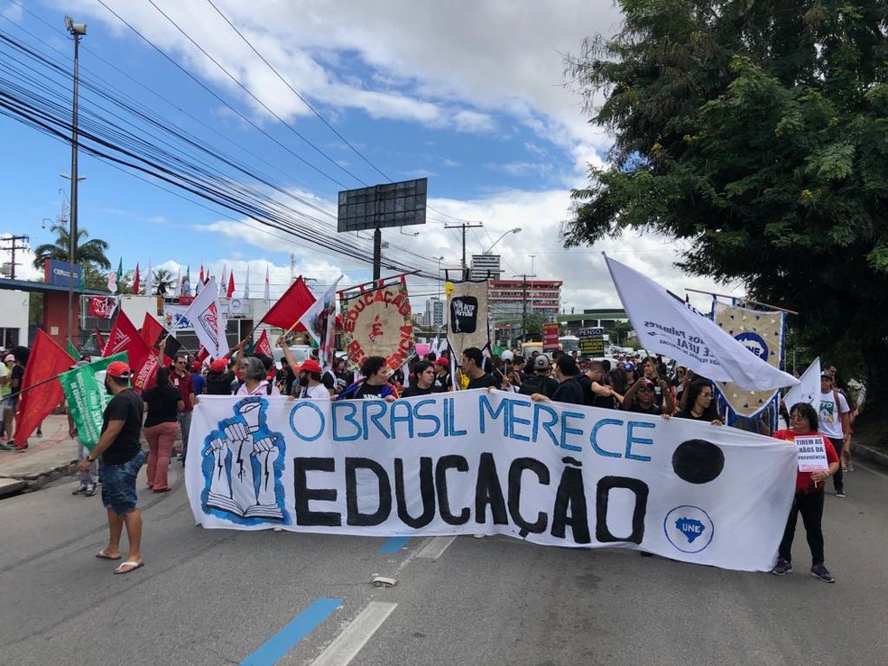 MACEIÓ, 9h53: Manifestantes ocupam as faixas da Avenida Fernandes Lima — Foto: Waldson Costa/G1