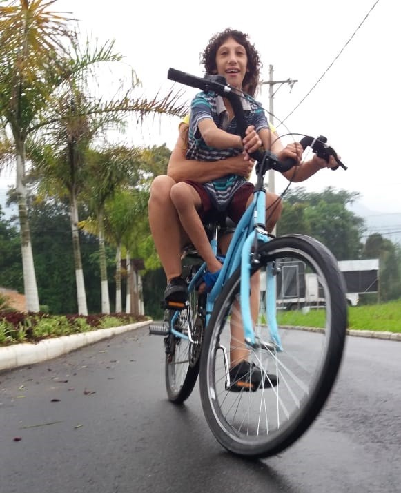 Suellen e Adrian pedalam 5 horas por dia (Foto: Arquivo pessoal)