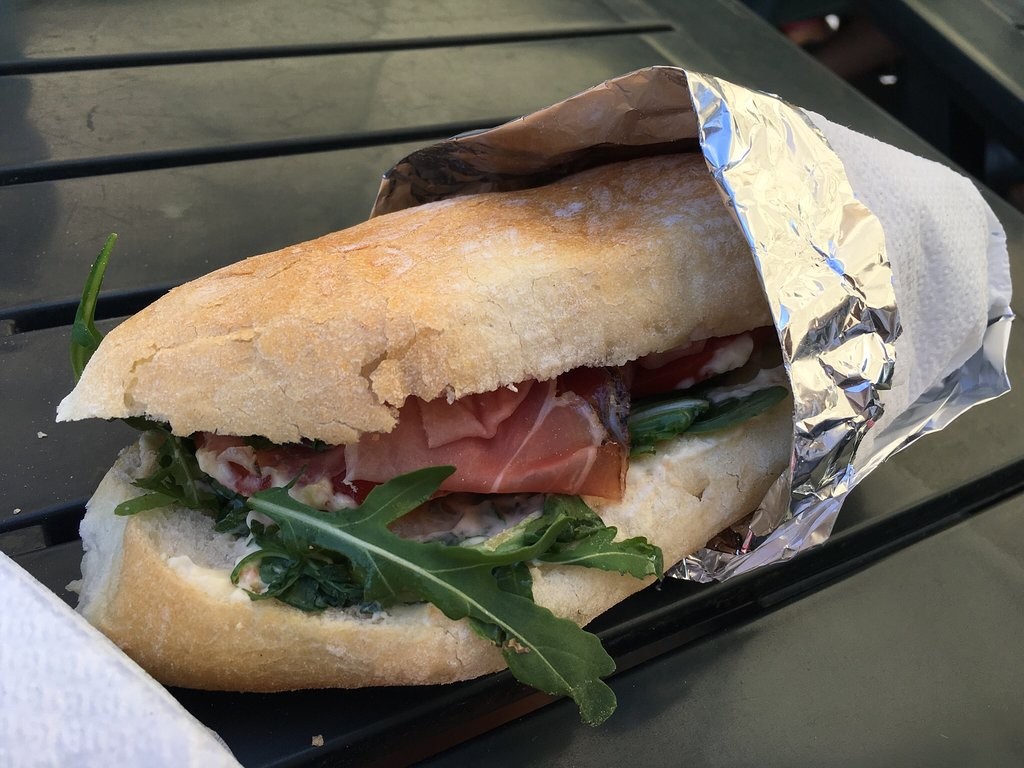 Os sanduíches são bem servidos e são uma ótima opção para quem deseja refeições mais rápidas (Foto: Reprodução / TripAdvisor)