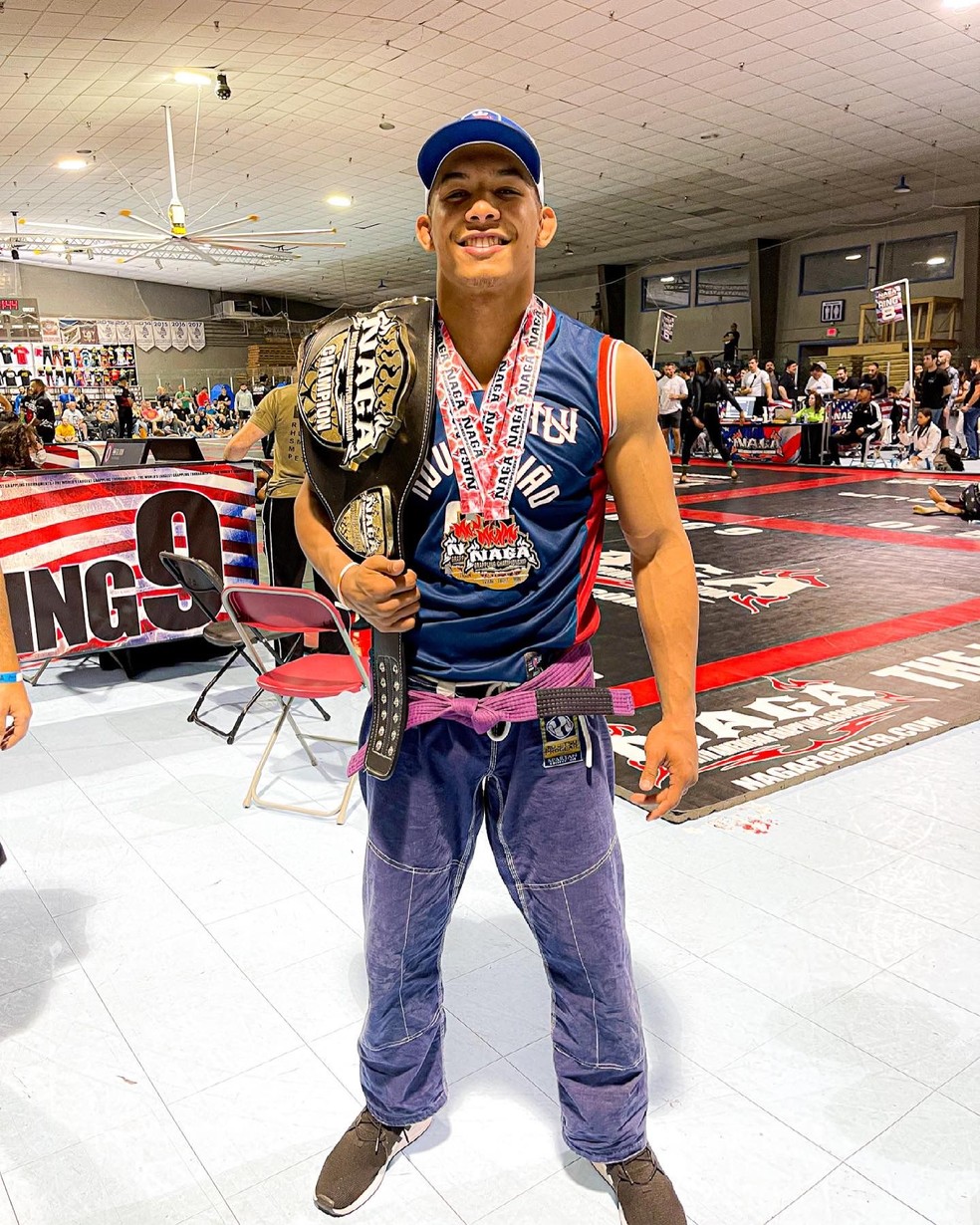 Matheus Pinheiro posa com cinturão do North American Grappling Association (Nasa) — Foto: Arquivo pessoal