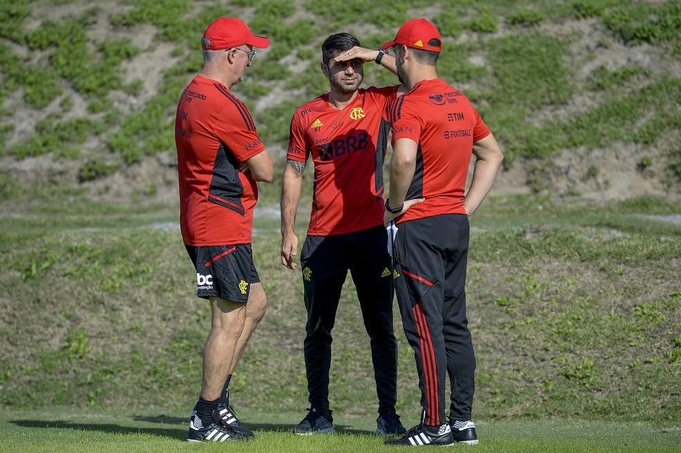 M&aacute;rcio Tannure conversa com a nova comiss&atilde;o t&eacute;cnica do Flamengo &mdash; Foto: Marcelo Cortes/Flamengo